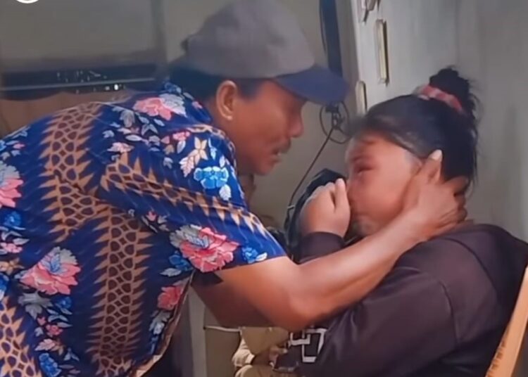 Tangkapan layar video viral ayah menangis melihat anaknya menjadi korban KDRT.