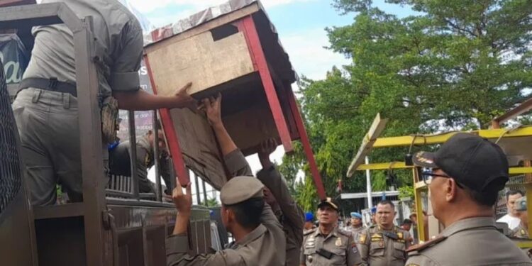 Petugas Satpol PP Padang melakukan penertiban, Senin (15/7)