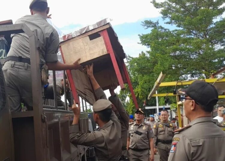 Petugas Satpol PP Padang melakukan penertiban, Senin (15/7)