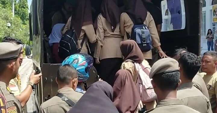 Puluhan pelajar diangkut Satpol PP Padang kedapatan bolos sekolah, Kamis           (18/7).