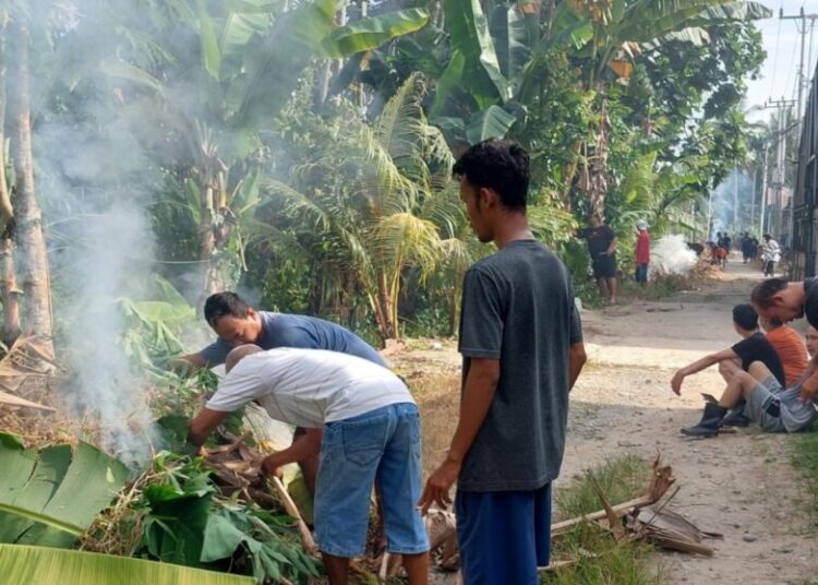 Warga Komplek Perumahan Abi Batas Kota, Korong Sungai Pinang, Nagari Kasang, Kabupaten Padang Pariaman melaksanakan gotong royong pada Minggu (21/7/2024).