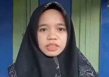 Fitri Asri, satu dari dua Guru MIN 1 Padang yang diduga diberhentikan sepihak oleh kepala sekolah MIN 1 Padang memberi keterangan kepada wartawan.