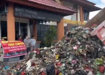 Viral aksi warga buang sampah ke kantor bupati