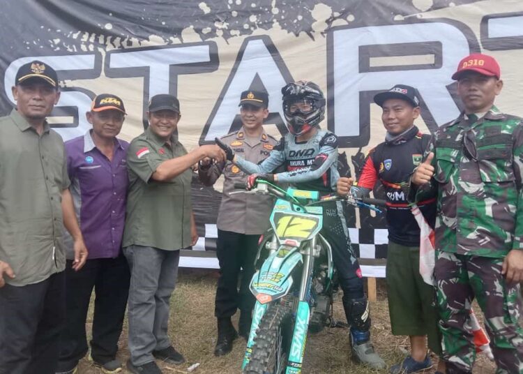 Kepala Dinas Kebudayaan Pariwisata Pemuda dan Olahraga Dharmasraya, Sutan Taufik menghadiri Motocross dan Grasstrack 2024 di sirkuit Akura MX, Nagari Ampang Kuranji, Kecamatan Koto Baru.