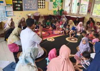 Dokter Abdurrahman Afa Haridhi bersama jajaran Puskesmas Sungai Rumbai Kabupaten Dharmaraya saat memberikan edukasi terkait inovasi KARDI SARAS kepada masyarakat dan kader posyandu di Sungai Rumbai