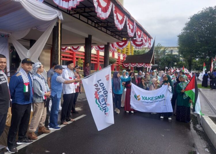 Wakil Gubernur Sumbar, Audy Joinaldy membuka long march solidaritas untuk Palestina, Minggu (14/7).