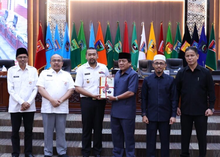 Foto bersama usai rapat paripurna DPRD Sumbar dalam rangka Penyampaian Nota Pengantar KUA-PPAS 2025 serta penyampaian tanggapan Gubernur Sumbar terhadap Ranperda tentang Penyelenggara Penyiaran.