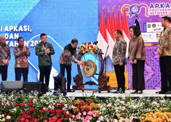 Ketua APKASI/Bupati Dharmasraya, Sutan Riska Tuanku Kerajaan saat bersama Presiden Joko Widodo dan sejumlah menteri saat pembukaan APKASI EXPO di JCC Jakarta.