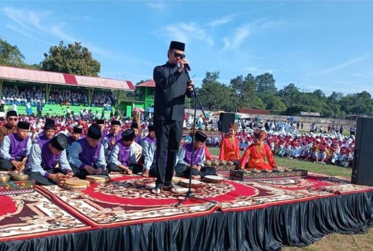 Ribuan pelajar se-Kota Bukittinggi melantunkan shalawat di Lapangan Sepakbola Ateh Ngarai bersama Wali Kota Erman Safar, Senin (22/7/2024).