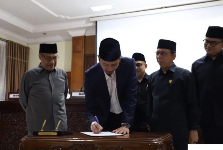 Ketua DPRD dan Walikota Bukittinggi menandatangani nota persetujuan bersama atas Ranperda Rencana Pembangunan Jangka Panjang Daerah (RPJPD) Tahun 2025-2045 dalam rapat paripurna, di DPRD Bukittinggi, Jumat (5/7/2024).