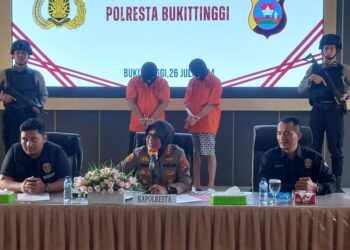 Dua tersangka dihadirkan saat pers rilis Mapolresta Bukittinggi, Jumat (26/7).