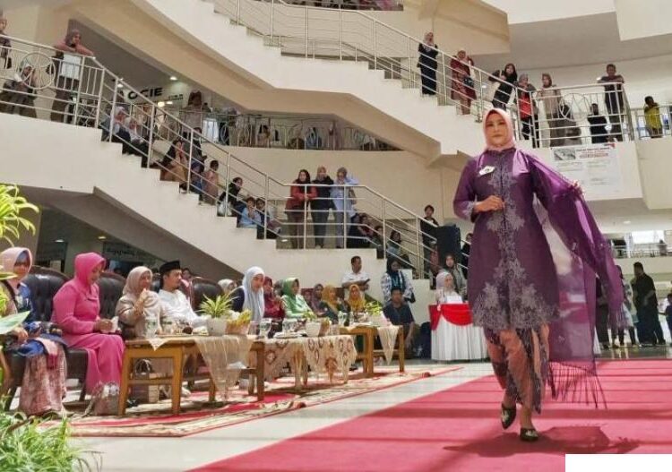 Lomba Fashion Show Kebaya 2024 yang digelar Dekranasda Bukittinggi (foto: istimewa).