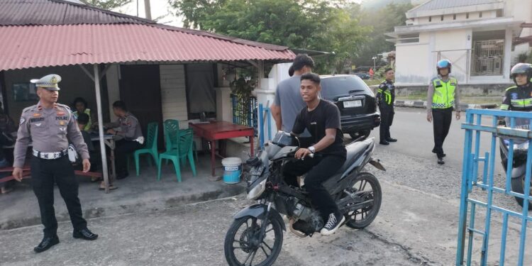 Polisi tegur pengendara   langgar aturan lalu lintas di Pesisir Selatan