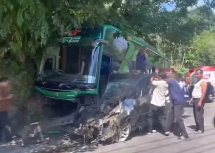 Kecelakaan bus dan minibus di Lintas Padang-Painan, Minggu 7 Juli 2024. Ist