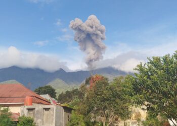 Gunung Marapi Sumbar erupsi