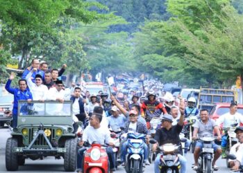 Hendrajoni-Risnaldi Ibrahim diantar oleh partisipan dan parpol pendukung untuk daftar Pilkada Pesisir Selatan ke KPU, Rabu (28/8).