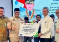 Direktur Operasional Bank Nagari Zilfa Efrizon menyerahkan Bantuan Jaminan Sosial untuk nelayan kepada Pj Wali Kota Padang Andree Algamar di Gedung Bagindo Aziz Chan Youth Center Padang, Jumat (23/8).