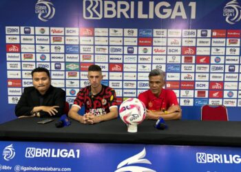 Foto: Pelatih Kepala Semen Padang FC Hindri Susilo (Kanan) dan Bruno Dybal (Tengah) saat presscon sebelum laga Semen Padang FC vs Bali United.