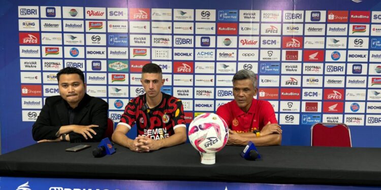 Foto: Pelatih Kepala Semen Padang FC Hindri Susilo (Kanan) dan Bruno Dybal (Tengah) saat presscon sebelum laga Semen Padang FC vs Bali United.