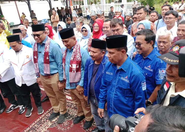 Pasangan Muhammad Iqbal-Amasrul mendaftar ke KPU Kota Padang.