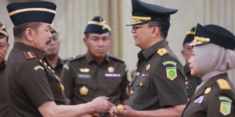 Jaksa Agung ST Burhanuddin melantik pergantian empat Kepala Kejaksaan Tinggi (Kajati) di Gedung Utama Kejaksaan Agung, Jakarta, Kamis (29/8). Ist