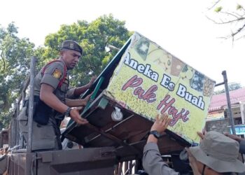 Satpol PP Padang melakukan penertiban, Senin (12/8).