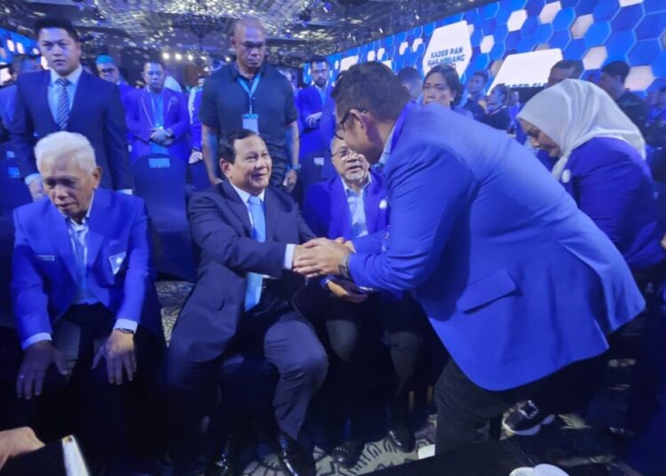 Presiden terpilih RI Prabowo Subianto bersalaman dengan Bakal Calon Gubernur Sumbar, Epyardi Asda di Kongres PAN.