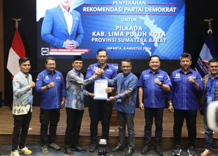 Safaruddin-Darman Sahladi menerima rekomendasi maju Pilkada Limapuluh 2024 dari Ketum DPP Partai Demokrat Agus Harimurti Yudhoyono. Ist