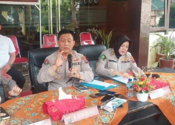 Kabid Humas Polda Sumbar Kombes Pol Dwi Sulistyawan menyampaikan keterangan di Polresta Padang, Rabu (7/8).