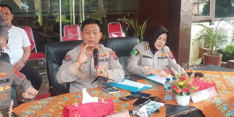 Kabid Humas Polda Sumbar Kombes Pol Dwi Sulistyawan menyampaikan keterangan di Polresta Padang, Rabu (7/8).