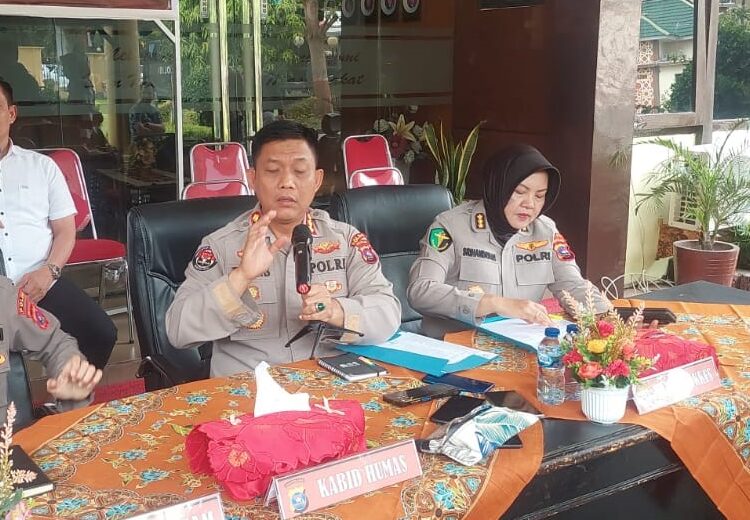 Kabid Humas Polda Sumbar Kombes Pol Dwi Sulistyawan menyampaikan keterangan di Polresta Padang, Rabu (7/8).