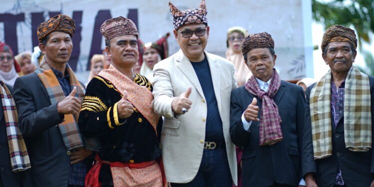 Epyardi membuka Festival Budaya yang diselenggarakan oleh Pemerintah Nagari Tigo Koto Silungkang, Kecamatan Palembayan, Kabupaten Agam, Sabtu (10/8/2024).