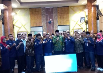 Pj Wali Kota Padang melepas 24 pendonor darah (foto: Diskominfo Padang)