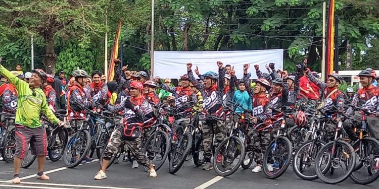 Ribuan pesepeda mengikuti Padang Gowes Adventure 2024, Minggu (4/8/2024).