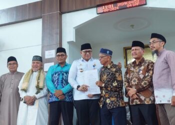 Pj Wali Kota Padang Andree Algamar saat meresmikan Masjid Raya Abrar, Jumat (9/8).