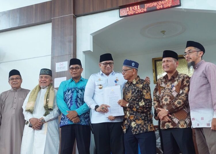 Pj Wali Kota Padang Andree Algamar saat meresmikan Masjid Raya Abrar, Jumat (9/8).