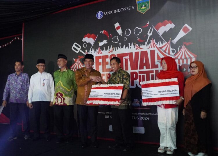 Peluncuran Program Subsidi Bunga bagi pelaku usaha mikro ini bersamaan dengan pembukaan Festival Merah Putih di GOR Bancalaweh Padang Panjang pada Jumat (9/8).