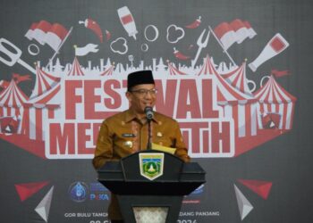 Pj Wali Kota Padang Panjang memberi sambutan pada pembukaan Festival Merah Putih, Jumat (9/8).