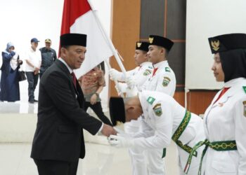 Penjabat (Pj) Wali Kota Padang Panjang, Sonny Budaya Putra mengukuhkan Pasukan Pengibar Bendera Pusaka (Paskibraka) daerah setempat pada Kamis (15/8/2024).