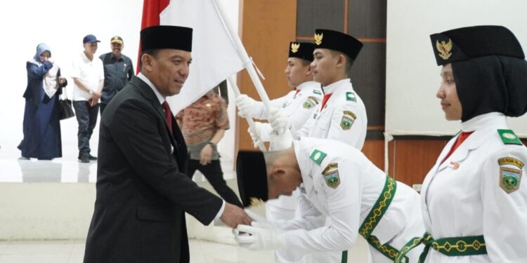 Penjabat (Pj) Wali Kota Padang Panjang, Sonny Budaya Putra mengukuhkan Pasukan Pengibar Bendera Pusaka (Paskibraka) daerah setempat pada Kamis (15/8/2024).