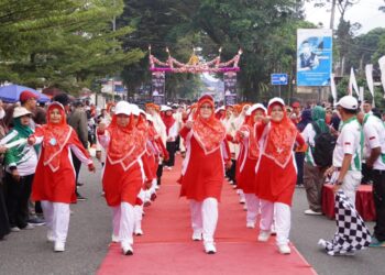 Lomba Gerak Jalan dalam rangka memeriahkan peringatan Hari Ulang Tahun Kemerdekaan Republik Indonesia (HUT RI ke-79), di Kota Padang Panjang, Rabu (14/8/2024).