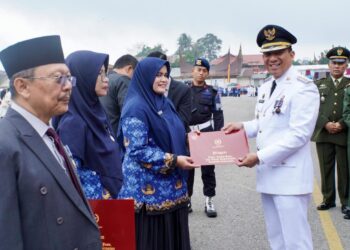 Penjabat (Pj) Wali Kota Sonny Budaya Putra menyerahkan penghargaan secara simbolis pada upacara peringatan Hari Ulang Tahun ke-79 Kemerdekaan Republik Indonesia, Sabtu (17/8).