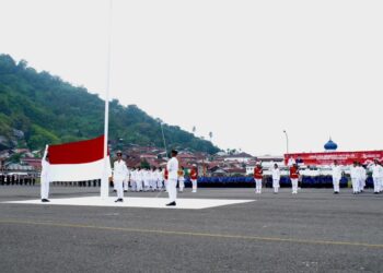 Pemerintah Kota (Pemko) Padang Panjang menggelar Upacara Peringatan Hari Ulang Tahun ke-79 Kemerdekaan Republik Indonesia ( HUT RI) di Lapangan Khatib Sulaiman Bancalaweh, Sabtu (17/8/2024).