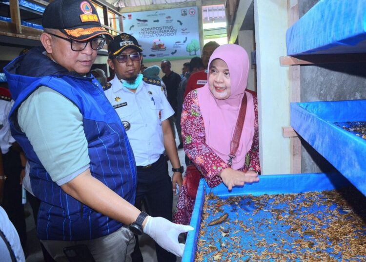 Penjabat (Pj) Wali Kota Padang Andree Algamar meresmikan Sentra Budidaya Maggot Black Soldier Fly (BSF) yang berada di TPS 3R Kelurahan Rawang, Kecamatan Padang Selatan, Rabu (21/8/2024).