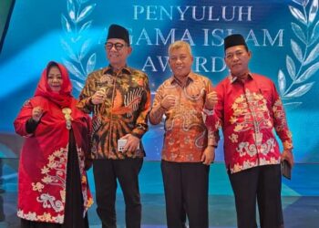 Menteri Agama RI memberi sertifikat apresiasi kepada wali kota Padang atas kontribusi pada penguatan penyuluh agama.