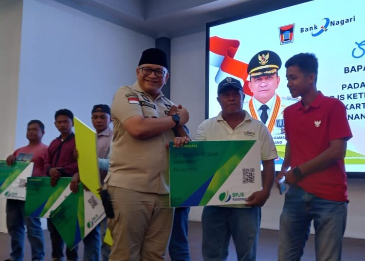 Penyerahan Kartu BPJS Ketenagakerjaan dan KASUKA oleh Pj Wako Padang Andree Algamar di Gedung Youth Center, Jumat (23/8/2024).