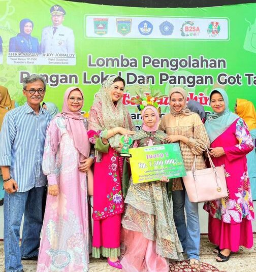 TP-PKK Kota Padang meraih juara pada ajang lomba Pengolahan Pangan (foto: Diskominfo Padang)