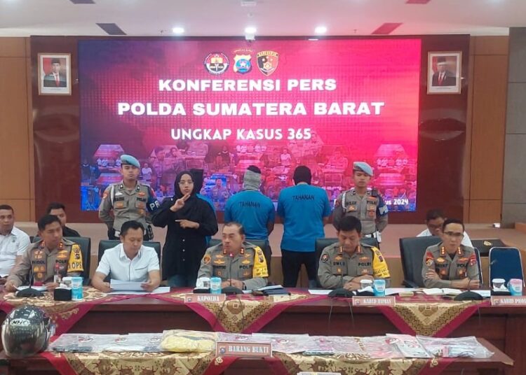 Konferensi pers kasus perampokan di Mapolda Sumbar, Rabu (28/8).