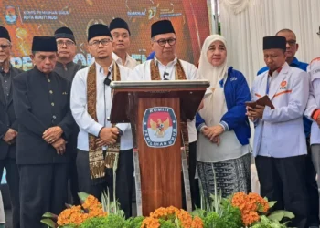 Bakal Calon Wali Kota Bukittinggi Ramlan Nurmatias. saat pendaftaran ke KPU, Kamis (29/8).