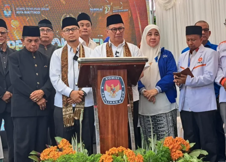 Bakal Calon Wali Kota Bukittinggi Ramlan Nurmatias. saat pendaftaran ke KPU, Kamis (29/8).